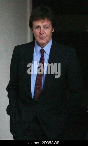Sir Paul McCartney verlässt das High Court, wo er das Scheidungsverfahren mit Heather Mills fortsetzte. Stockfoto