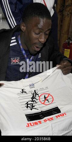 Dwain Chambers der Sprinter des GB- und NI-Teams hält ein T-Shirt und zeigt den entehrten Sprinter Ben Johnson, der in Valencia, Spanien, seine olympische Goldmedaille gewann. Chambers wird beim 60-m-Rennen bei den Leichtathletik-Weltmeisterschaften in der Stadt antreten. Stockfoto