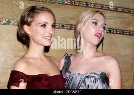 Natalie Portman (links) und Scarlett Johansson auf der Aftershow-Party für den Film "The Other Boleyn Girl", am Criterion in Piccadilly, im Zentrum von London. Stockfoto