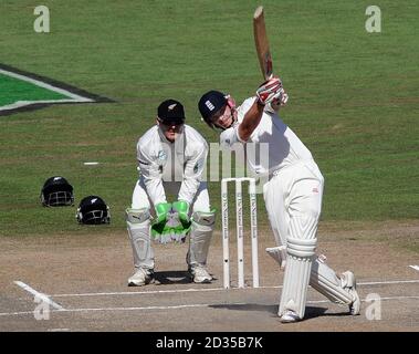 Englands Ian Bell trifft den Ball für 6 Läufe während des 1. Tests im Seddon Park, Hamilton, Neuseeland. Stockfoto