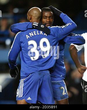 Chelsea's Salomon Kalou (rechts) feiert mit Teamkollege Nicolas Anelka nach dem zweiten Tor des Spiels. Stockfoto