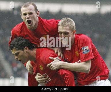 Cristiano Ronaldo von Manchester United wird von seinen Teamkollegen gratuliert Wayne Rooney und Darren Fletcher Stockfoto