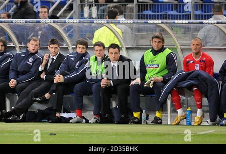 Englands (von links nach rechts) Wayne Rooney, Steven Gerrard, Joe Cole, Wayne Bridge, John Terry, Robert Green und David Beckham sitzen während des Internationalen Freundschaftsspiel im Stade de France, Paris, Frankreich, auf der Bank. Stockfoto