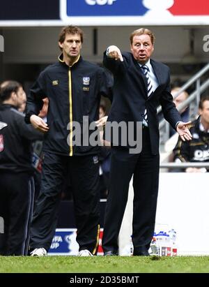 Portsmouth-Manager Harry Redknapp (rechts) und Assistant-Manager Tony Adams an der Touchline während des Spiels. Stockfoto