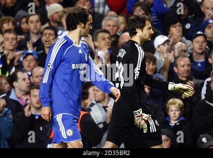 Chelsea-Torwart Carlo Cudicini (rechts) verlässt das Feld, nachdem er sich in der ersten Hälfte der ersten Hälfte verletzt hat. Stockfoto