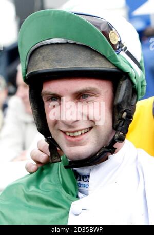 Jockey N P Madden, der die Tam Shanter Poppyscotland Novizen Handicap Reiten Asian Royale gewonnen, Teil des Coral Scottish Grand National Festival auf Ayr Racecourse, Ayr. Stockfoto