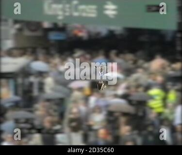 CCTV-Aufnahmen, die Hasib Hussain am King's Cross am Tag der Detonation seines Geräts im Londoner Verkehrsnetz zeigen. Das Filmmaterial wurde heute einer Jury am Kingston Crown Court gezeigt. Stockfoto