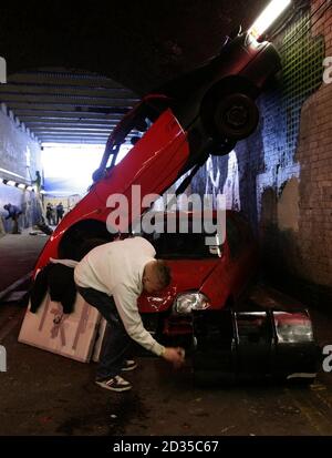 Der Künstler Bandit bringt seine Kunstwerke beim "Cans Festival" in einem Straßentunnel in der Leake Street, Lambeth, London, zum Abschluss. Die Ausstellung zeigt auch Arbeiten der Graffiti-Künstlerin Banksy. Stockfoto