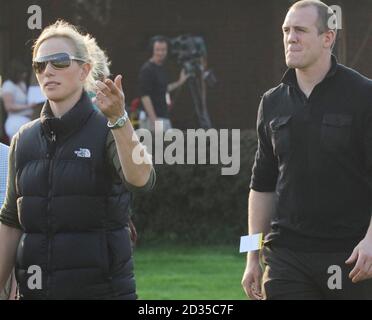 Zara Phillips und ihr Freund Mike Tindall, als sie sich auf den Weg zum Kurs machen, um Manor Down Run in der Connolly's Red Mills Intermediate Point-to-Point Championship Final Hunters' Chase in Cheltenham zu beobachten. Stockfoto