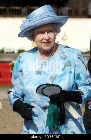 Die britische Königin Elizabeth II. Überreicht am letzten Tag der Royal Windsor Horse Show in Berkshire Auszeichnungen. Stockfoto