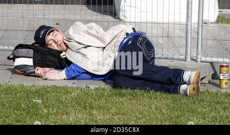 Ein Rangers-Fan schläft rau in Piccadilly Gardens, Manchester, wie die Stadt bereitet sich für rund 120,000 Rangers Fans, die erwartet werden, auf der Stadt für das UEFA-Cup-Finale, das morgen Abend stattfindet decend werden. Stockfoto