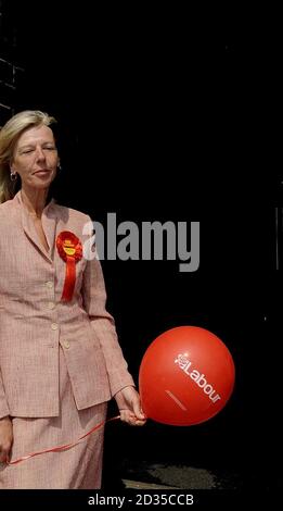 Tamsin Dunwoody, Kandidat der Arbeiterpartei für Crewe und Nantwich, verlässt das Parteibüro in Crewe. 22/05/2008. Stockfoto