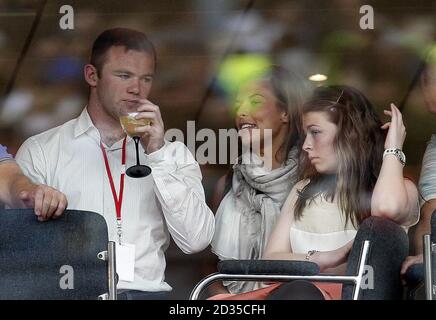 Wayne Rooney und Coleen McLoughlin (zweite rechts) im Anfield Stadium, Liverpool während des Liverpool Sound Concert im Rahmen der Kulturhauptstadt-Feierlichkeiten. Stockfoto