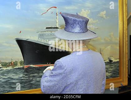 Die britische Königin Elizabeth II. Betrachtet das Gemälde der QEII, das sie bei ihrem letzten Besuch im Queen Elizabeth II-Liner an den Docks von Southampton enthüllt hat. . Stockfoto