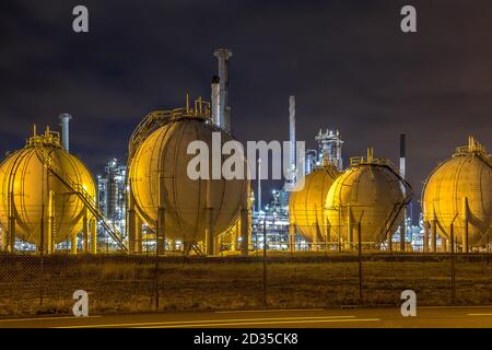 Industrielle Landschaft mit Harbour Quay und Verladekran in der Nacht im Hafen von Rotterdam Europoort Maasvlakte Niederlande Stockfoto