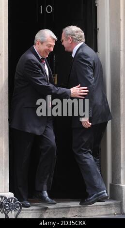 Nordirland Vize-Premierminister Martin McGuiness (rechts) kommt in Downing Street zu Gesprächen mit Premierminister Gordon Brown, während Gesundheitsminister Alan Johnson verlässt. Stockfoto