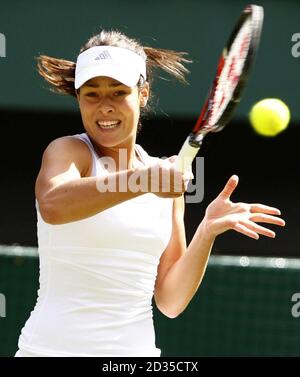 Serbiens Ana Ivanovic in Aktion während der Wimbledon Championships 2008 im All England Tennis Club in Wimbledon. Stockfoto