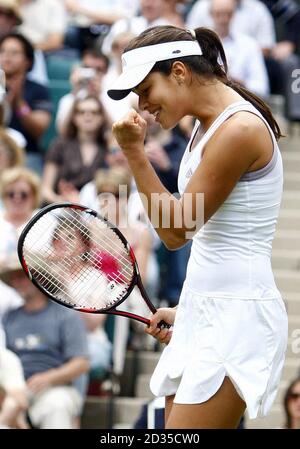 Die serbische Ana Ivanovic feiert ihren Sieg bei den Wimbledon Championships 2008 im All England Tennis Club in Wimbledon. Stockfoto