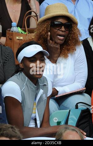 Venus Williams und ihre Mutter, Oracene Price, beobachten die US-Amerikanerin Serena Williams bei den Wimbledon Championships im All England Lawn Tennis Club, Wimbledon, London, im Kampf gegen die polnische Urszula Radwnska. Stockfoto