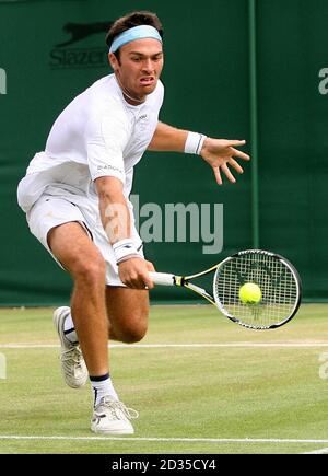 Der britische Ross Hutchins in Aktion während seines Doppelkampfs mit dem australischen Stephen Huss während der Wimbledon Championships 2008 im All England Tennis Club in Wimbledon. Stockfoto