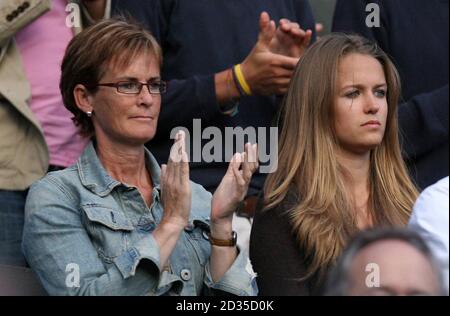 Andy Murrays Mutter, Judy und seine Freundin Kim Sears (rechts) beobachten ihn während der Wimbledon Championships 2008 im All England Tennis Club in Wimbledon im Einsatz gegen den Spanier Rafael Nadal. Stockfoto