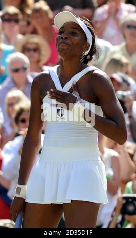 Die USA-Amerikanerin Venus Williams feiert ihren Sieg über die USA Serena Williams in ihrem Frauen-Finale während der Wimbledon Championships 2008 im All England Tennis Club in Wimbledon. Stockfoto