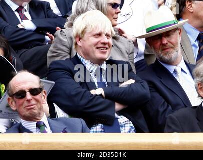 Der Londoner Bürgermeister Boris Johnson und der Duke of Kent (ganz links) sehen die Aktion auf dem Centre Court während der Wimbledon Championships 2008 im All England Tennis Club in Wimbledon. Stockfoto