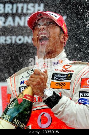 McLaren Lewis Hamilton feiert nach dem Gewinn des britischen Grand Prix in Silverstone, Northamptonshire. Stockfoto