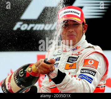 McLaren Lewis Hamilton feiert nach dem Gewinn des britischen Grand Prix in Silverstone, Northamptonshire. Stockfoto