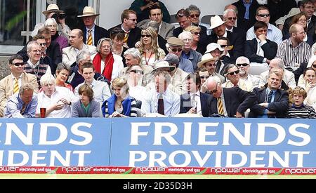 Der Londoner Bürgermeister Boris Johnson (zweiter links) beobachtet die Cricket während des ersten npower Test Matches im Lord's Cricket Ground, London. Stockfoto