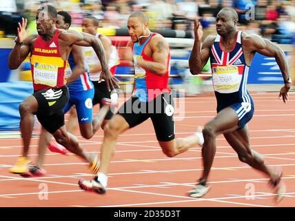 Dwain Chambers gewinnt das Halbfinale der Männer bei den Norwich Union Olympic Trials und UK Championships im Birmingham Alexander Stadium in Birmingham. Stockfoto