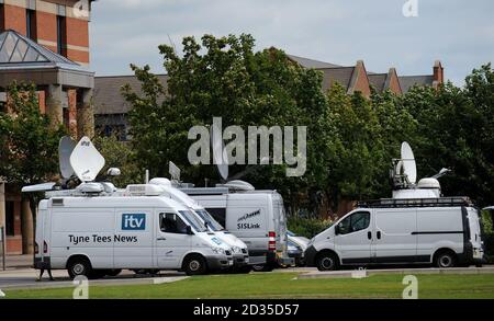 SIS TV Broadcast-Fahrzeuge am Teesside Crown Court für die Spur der Darwins. Stockfoto