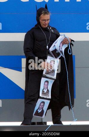 Ein Wahlkämpfer, der vermutlich mit Fathers 4 Justice verbunden ist, bekleidet als Batman auf einer Gantry über der M25 in der Nähe des Flughafens Heathrow, London. Stockfoto