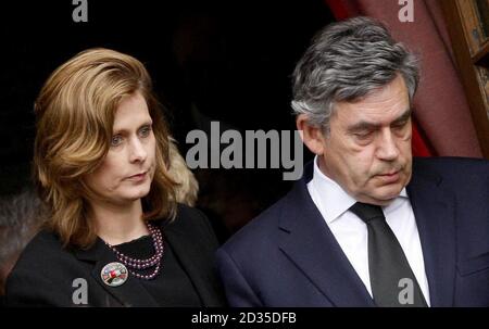 Premierminister Gordon Brown und Frau Sarah Brown bei der Beerdigung des ehemaligen Labour-Abgeordneten John MacDougall in der Erskine Church, Burntisland, Schottland. Stockfoto