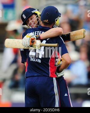 Der englische Kevin Pietersen gratuliert Andrew Flintoff zum Erreichen seiner 50 beim ersten One Day International auf dem Cricket Ground von Headingley Carnegie in Leeds. Stockfoto