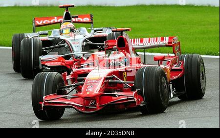 Ferrari's Kimi Räikkönen (vorne) und McLaren Mercedes' Lewis Hamilton während des Grand Prix von Belgien in Spa Francorchamps, Belgien. Stockfoto