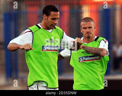 Englands Rio Ferdinand (links) und David Beckham (rechts) beim Training im Stadion Maksimirl, Zagreb, Kroatien. Stockfoto