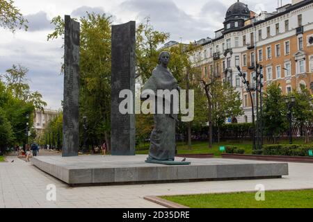 Moskau, Russland - 24. August 2020: Denkmal für Nadeschda Krupskaja, Ehefrau und Gefährtin Lenins, errichtet auf dem Sretenski Tor Platz in Moskau. Bronzefigur Stockfoto
