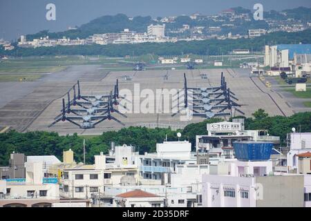 MV-22 Ospreys sind auf der Landebahn der U.S. Marine Corps Air Station Futenma zu sehen. Stockfoto