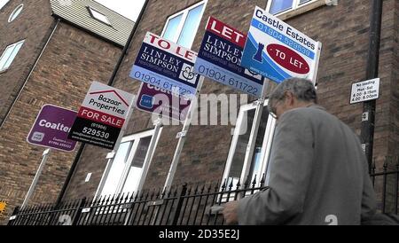 Zum Verkauf und zu vermieten Bretter auf einer Straße in York als die Hauspreise tauchten mit einer Rekordrate während des Jahres bis Ende September, Verlust 12.4% ihres Wertes, Zahlen zeigten Stockfoto