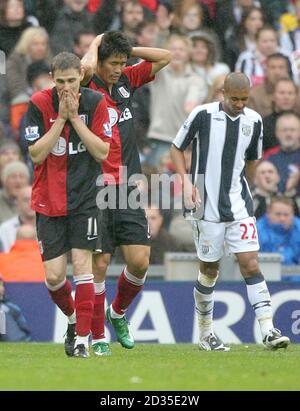 Fulhams Zoltan Gera und Seol Ki-Hyeon stehen niedergeschlagen. West Bromwich Albions Gianni Zuiverloon (r) Stockfoto