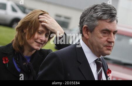 Premierminister Gordon Brown und seine Frau Sarah Brown kommen bei seinem ersten Nachwahlbesuch seit seiner Ernennung zum Premierminister im Cormack's Cafe in Glenrothes an. Stockfoto