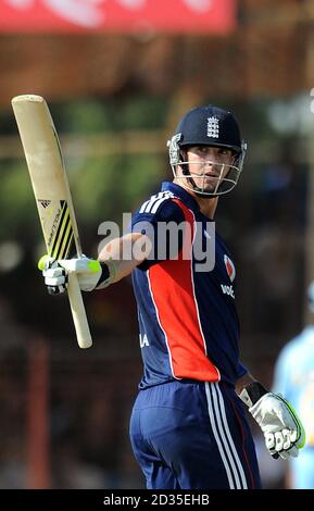 Der englische Kevin Pietersen feiert beim ersten One Day International auf dem Madhavrao Scindia Cricket Ground in Rajkot, Indien, einen 50. Stockfoto