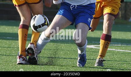 (Von links nach rechts) Shona Fisher, MSP John Park und Topper, während eines Fußballspiels zwischen MSPs und religiösen Führern im Rahmen der Scottish Inter Faith Week im Petershill Park in Glasgow. Stockfoto