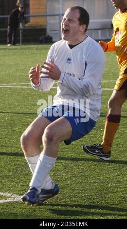 MSP John Park, während eines Fußballspiels zwischen MSPs und religiösen Führern, Teil der Scottish Inter Faith Week, im Petershill Park in Glasgow. Stockfoto