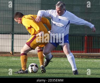 MSP John Park und David Diez, während eines Fußballspiels zwischen MSPs und religiösen Führern, Teil der Scottish Inter Faith Week, im Petershill Park in Glasgow. Stockfoto