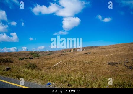 Natürlicher Blick auf die gefalteten Berge und üppig grüne Täler mit klarem Himmel und Wolken von Cherrapunji, Meghalaya, Nordostindien Stockfoto