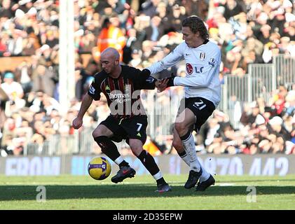 Stephen Ireland von Manchester City und Jimmy Bullard von Fulham in Aktion Stockfoto