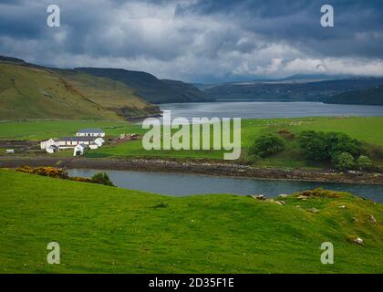 Farm an einem Wasserrand im schottischen Hochland Stockfoto