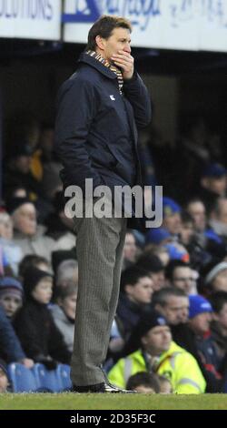 Portsmouth-Manager Tony Adams reagiert auf der Touchline beim Spiel der FA Cup Third Round im Fratton Park, Portsmouth. Stockfoto